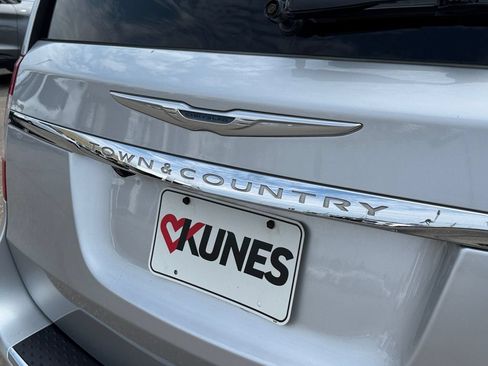 Used 2012 Chrysler Town & Country Limited FWD image 36