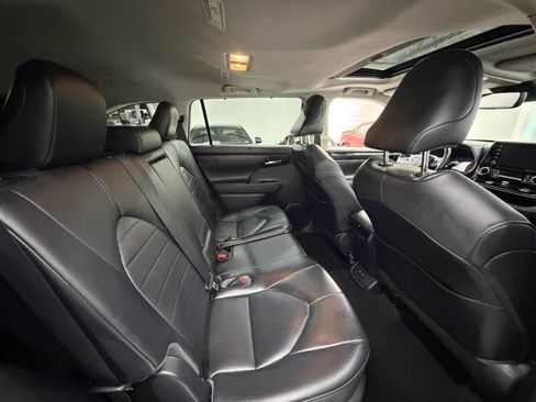 Used 2020 Toyota Highlander XLE AWD/4WD image 20