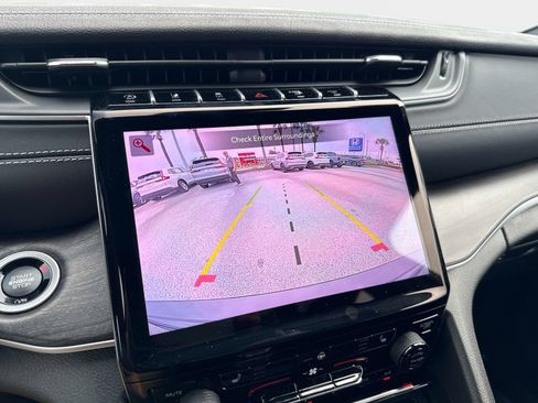 Used 2025 Jeep Grand Cherokee Limited image 24