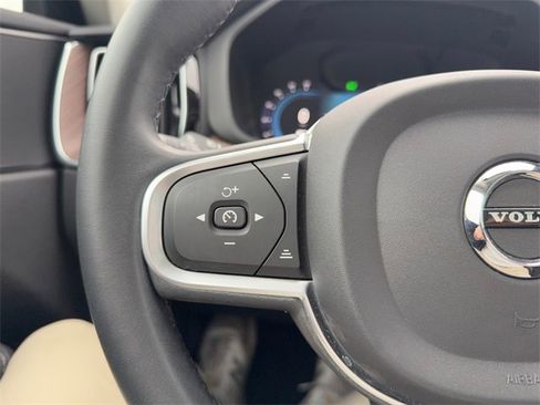 Used 2022 Volvo XC60 B5 Momentum image 18