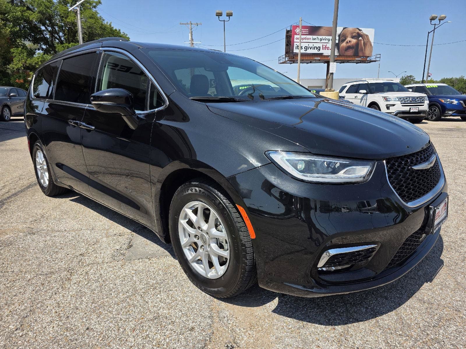 Used 2022 Chrysler Pacifica Touring-L FWD image 3