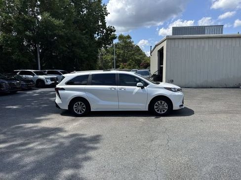 Used 2024 Toyota Sienna XLE FWD image 4