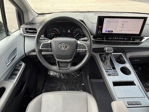 Certified 2025 Toyota Sienna XLE image 27