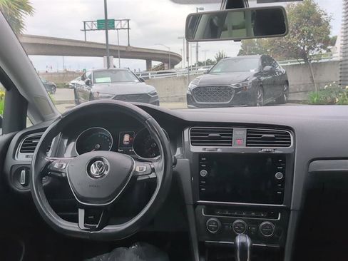 Used 2019 Volkswagen e-Golf SE w/ Driver Assistance Package image 9