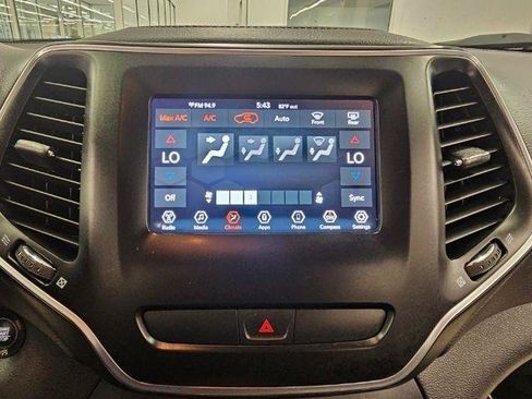 Used 2019 Jeep Cherokee Latitude Plus w/ Comfort/Convenience Group FWD image 24