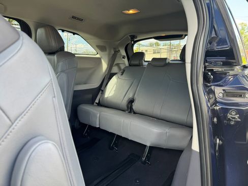 Used 2021 Toyota Sienna Limited image 21