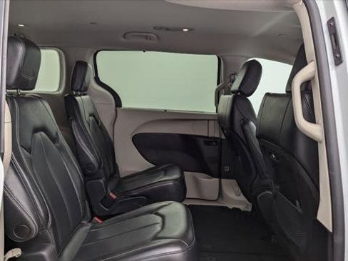 Used 2023 Chrysler Pacifica Touring-L image 21