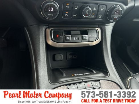Certified 2022 GMC Acadia Denali w/ Denali Ultimate Package AWD/4WD image 18