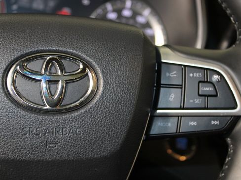 Used 2022 Toyota Highlander XSE image 17