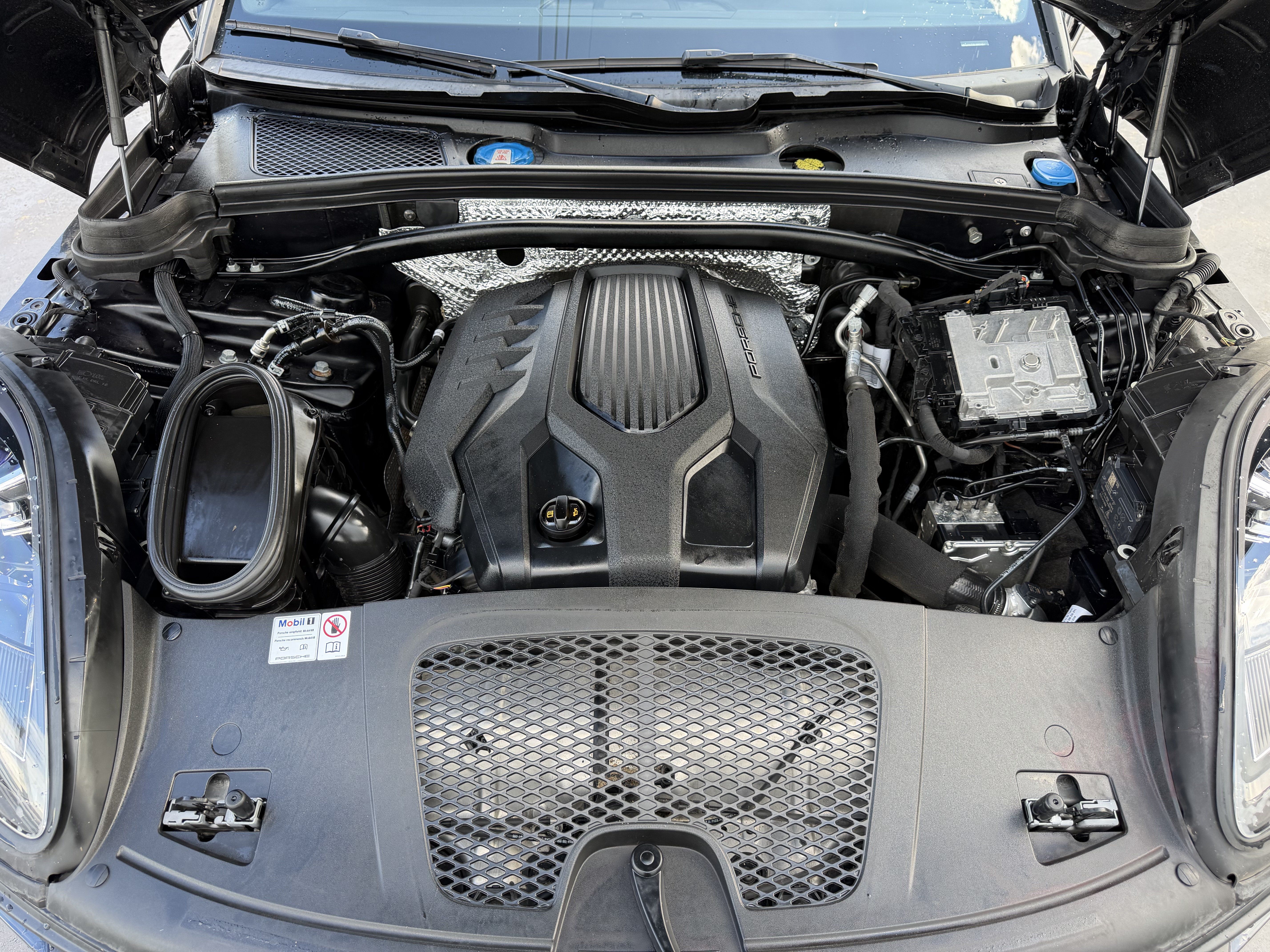 Used 2024 Porsche Macan AWD/4WD image 8