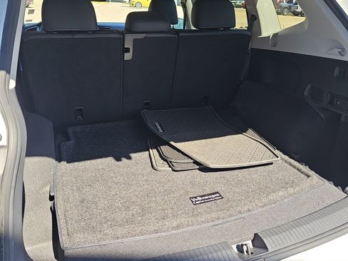 Used 2024 Volkswagen Tiguan SE image 9