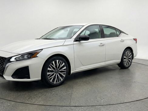 Used 2025 Nissan Altima 2.5 SV image 3