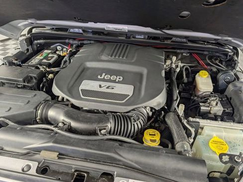 Used 2018 Jeep Wrangler Unlimited Sahara image 30