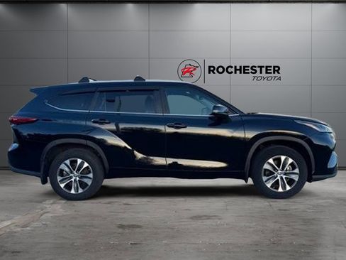 Used 2023 Toyota Highlander XLE AWD/4WD image 39