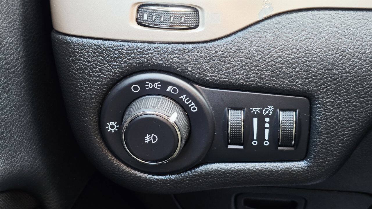 Used 2015 Jeep Cherokee Latitude w/ Cold Weather Group AWD/4WD image 31