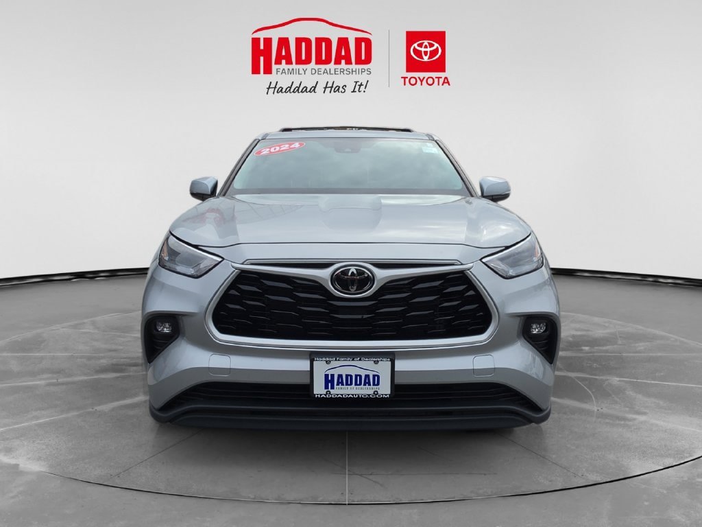 Used 2024 Toyota Highlander LE AWD/4WD image 9