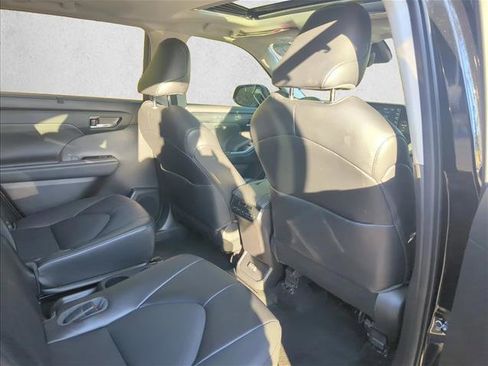 Used 2022 Toyota Highlander XLE image 25