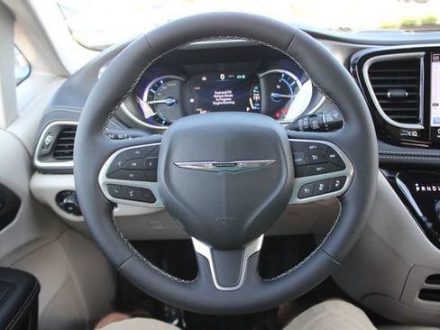 Used 2024 Chrysler Pacifica Limited w/ Uconnect Theater Family Group FWD image 13