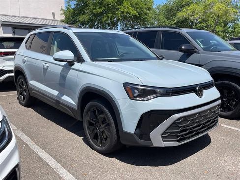 New 2026 Volkswagen Taos SE FWD image 1