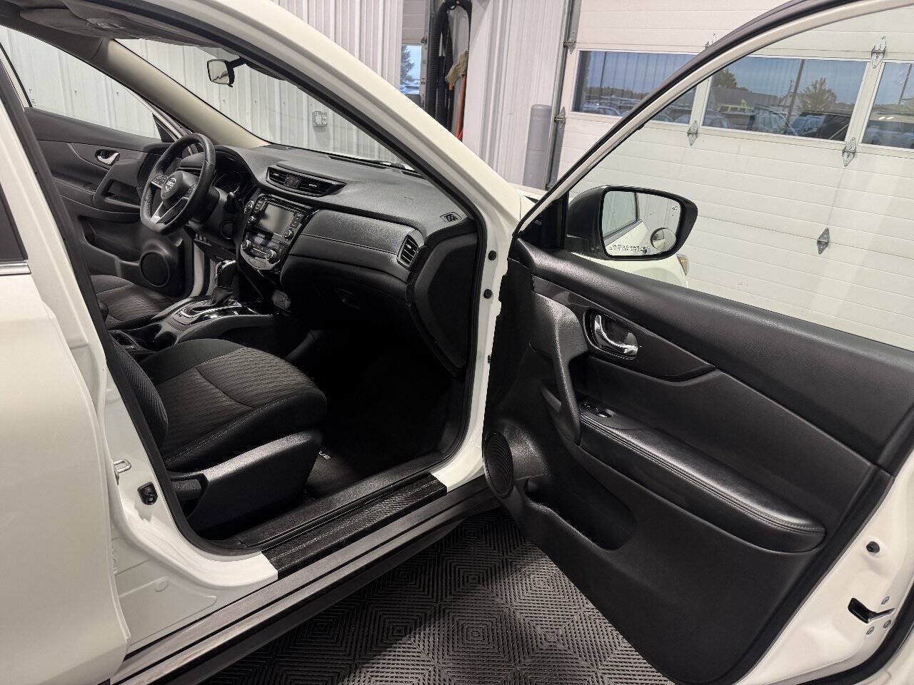 Used 2020 Nissan Rogue SV AWD/4WD image 16