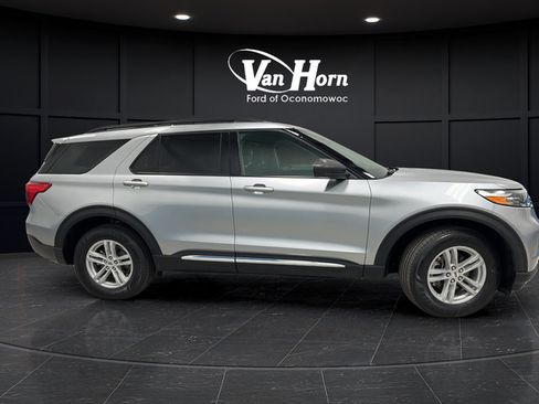 Used 2024 Ford Explorer XLT AWD/4WD image 8