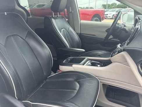 Used 2021 Chrysler Pacifica Limited AWD/4WD image 17