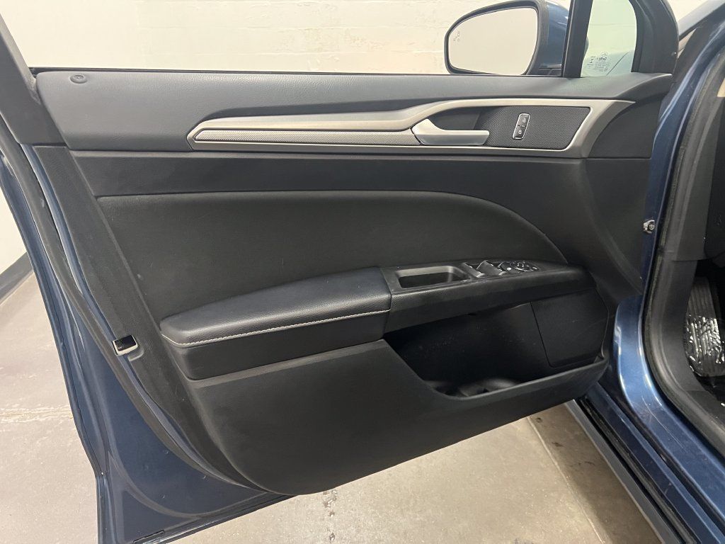 Used 2019 Ford Fusion SE FWD image 12