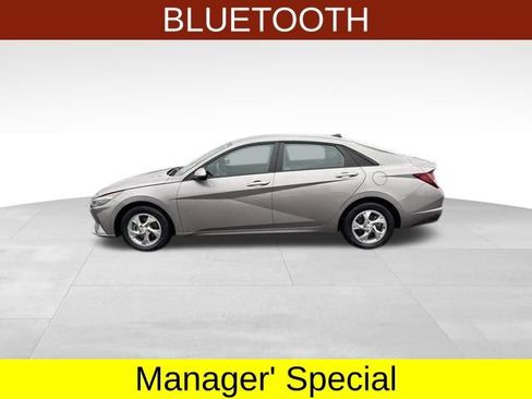 Used 2023 Hyundai Elantra SE image 4