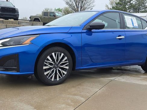 Used 2025 Nissan Altima 2.5 SV AWD/4WD image 1