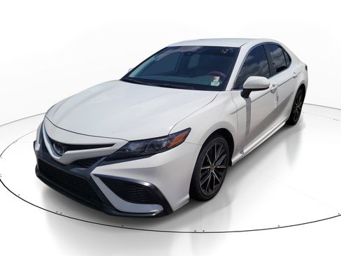 Certified 2021 Toyota Camry SE FWD image 3