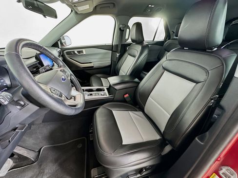 Used 2022 Ford Explorer XLT w/ Equipment Group 202A image 13