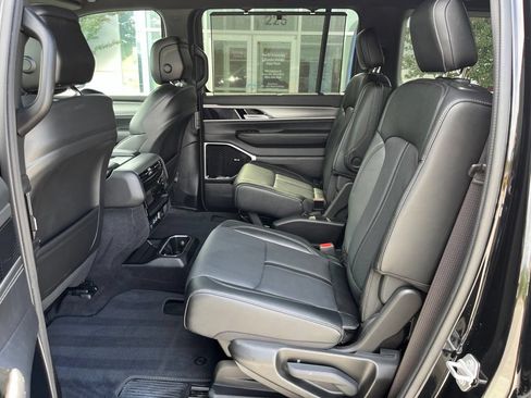 Used 2025 Jeep Wagoneer Series III w/ Premium Group I AWD/4WD image 15