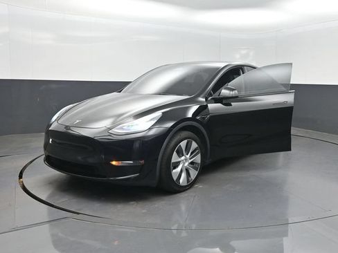 Used 2023 Tesla Model Y Long Range AWD/4WD image 1