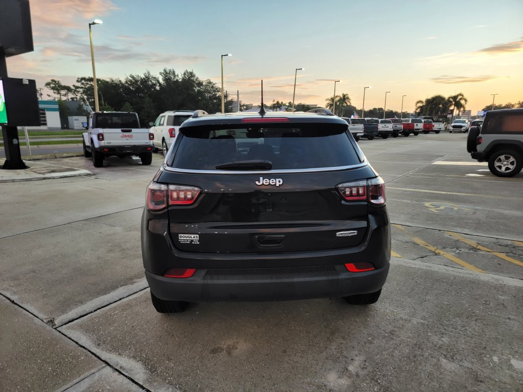 Used 2022 Jeep Compass Latitude FWD image 4