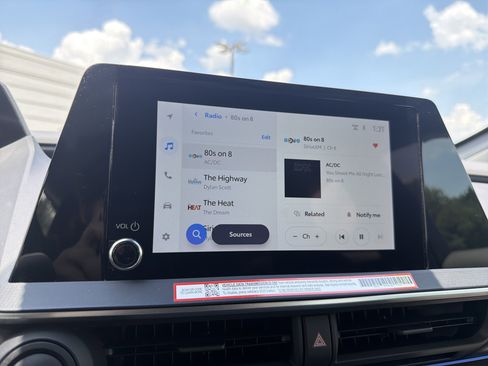 Used 2025 Toyota Prius XLE FWD image 6
