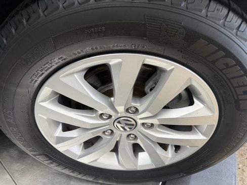 Used 2012 Volkswagen Routan SE image 28