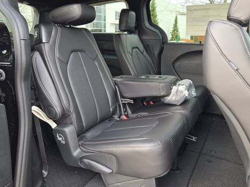 New 2026 Chrysler Pacifica Select image 10