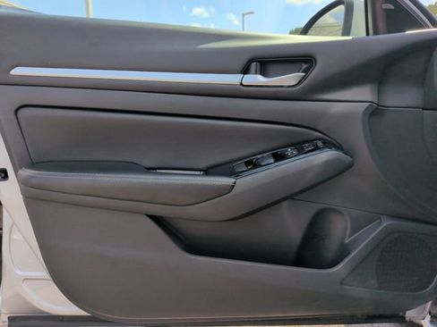Used 2023 Nissan Altima 2.5 SV FWD image 9