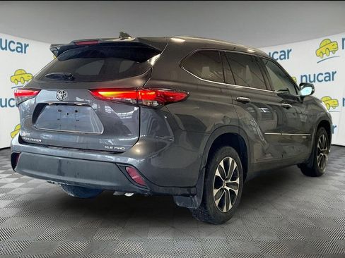 Used 2021 Toyota Highlander XLE AWD/4WD image 6