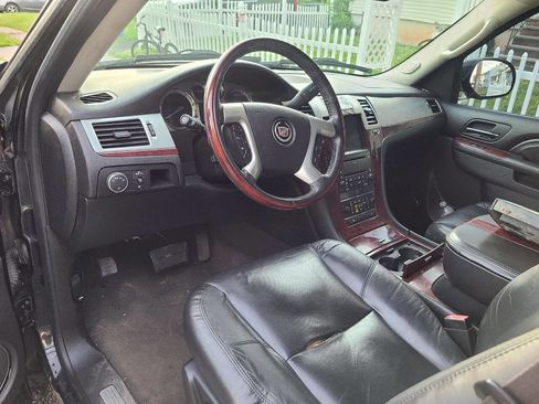 Used 2010 Cadillac Escalade Premium image 12