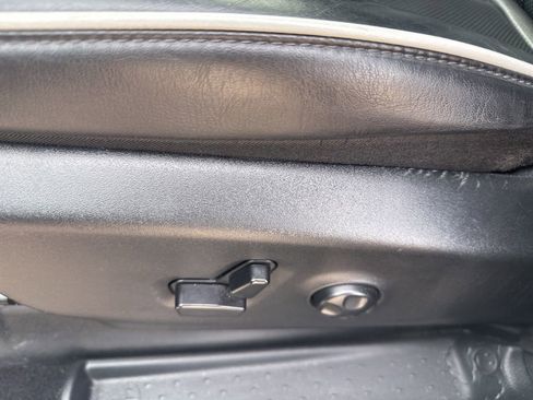 Used 2025 Chrysler Pacifica Limited FWD image 6