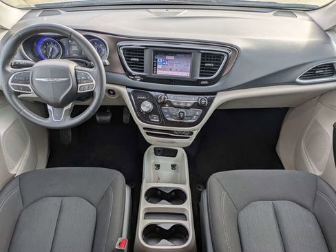 Certified 2022 Chrysler Voyager LX image 18