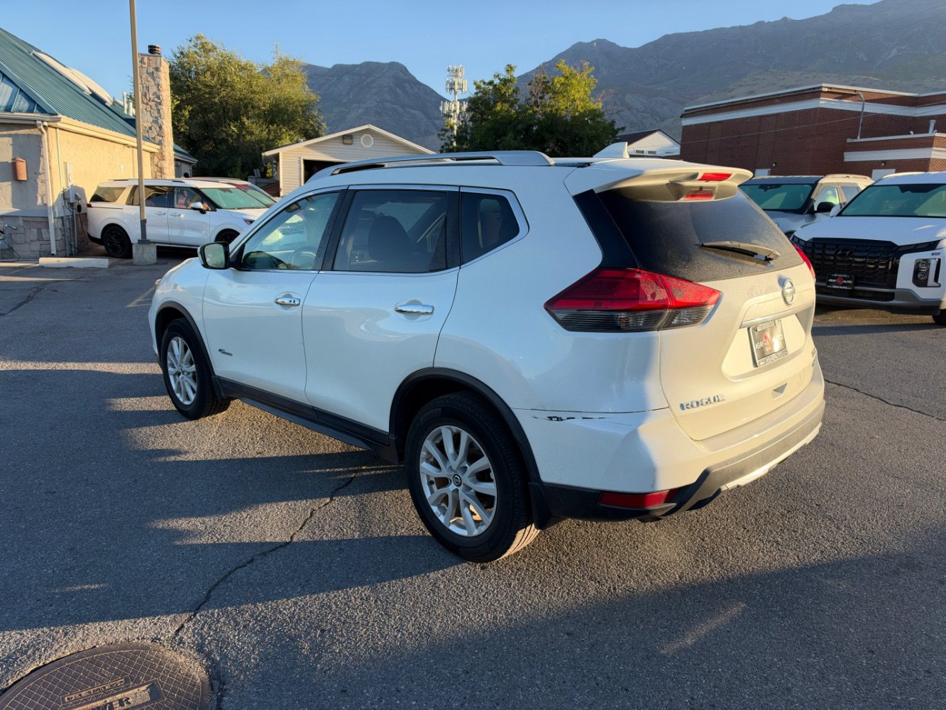 Used 2017 Nissan Rogue SV AWD/4WD image 3