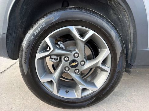 Used 2025 Chevrolet Trax LT FWD image 9
