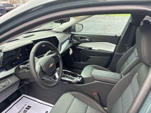 New 2026 Chevrolet Trax LT w/ LT Convenience Package FWD image 2