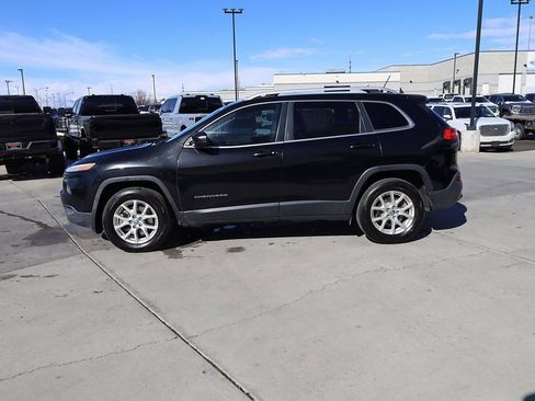 Used 2018 Jeep Cherokee Latitude AWD/4WD image 3