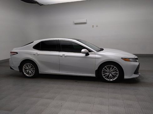 Used 2018 Toyota Camry XLE image 11