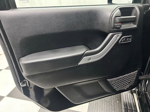 Used 2012 Jeep Wrangler Unlimited Rubicon w/ Connectivity Group image 8