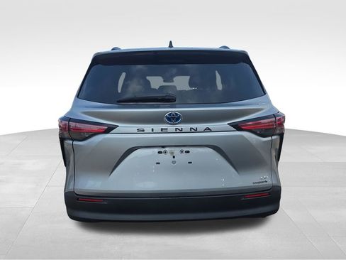 Used 2021 Toyota Sienna LE image 7