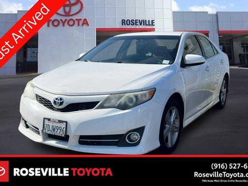 Used 2014 Toyota Camry L image 1